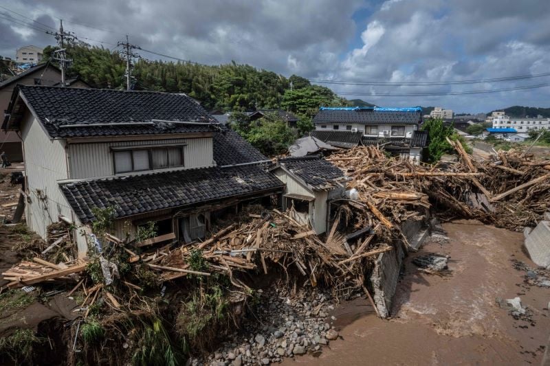 洪水和山体滑坡摧毁日本中部，造成至少7人死亡